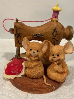 Bears & Friends Gold Collection – Mouse Sewing Machine Figurine